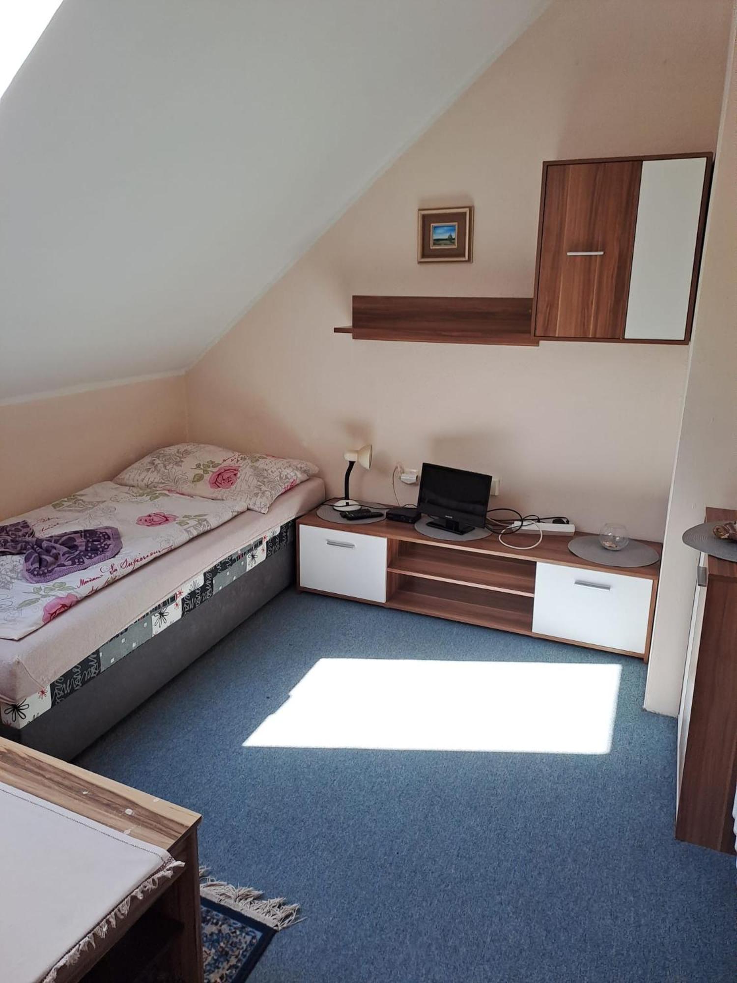 Hotel Kamenny Vrch 호무토프 외부 사진